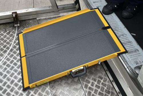 Portable aircraft ramp for PRM pax